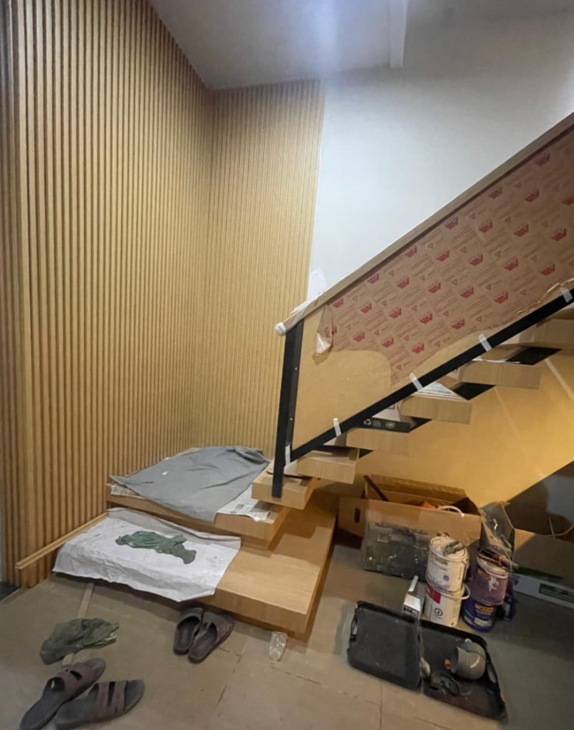 Pemasangan tangga kayu interior