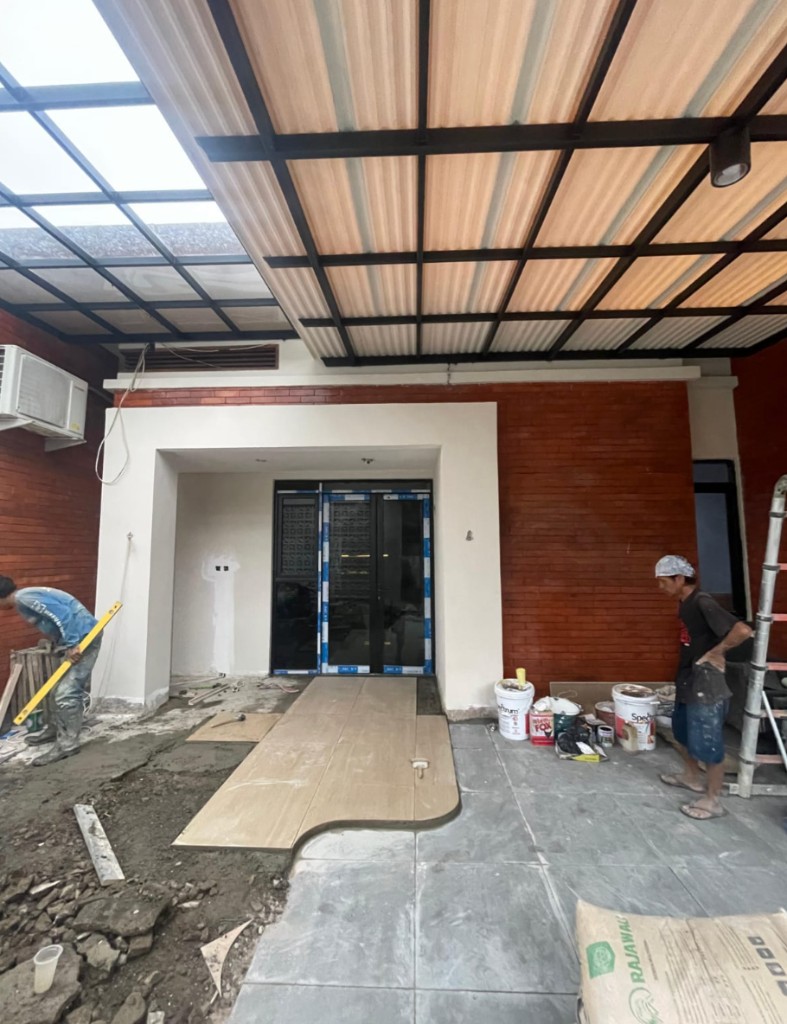 Pintu kaca dan dinding bata ekspos